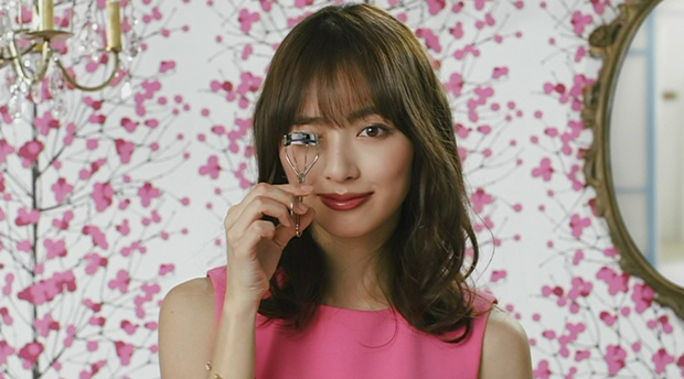 貝印&times;内田理央「MAKEUP GO AROUND」TVCM画像