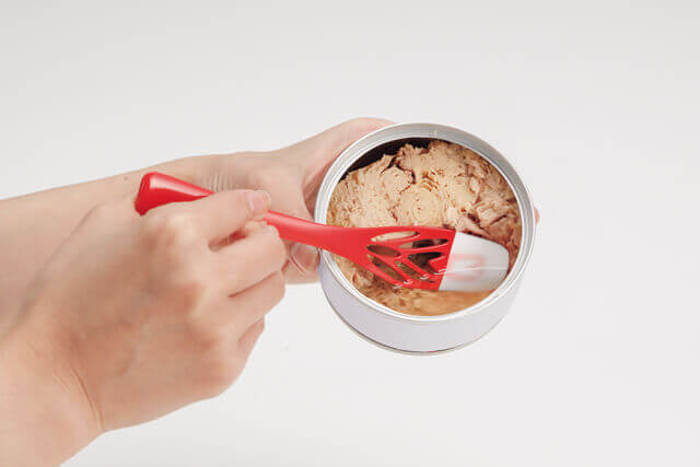 缶底までかき出せる 穴あきスプーンの使用例