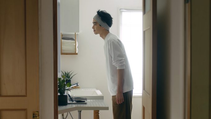眉毛や鼻毛を整える男性