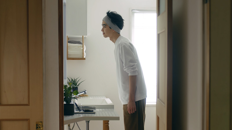 眉毛や鼻毛を整える男性