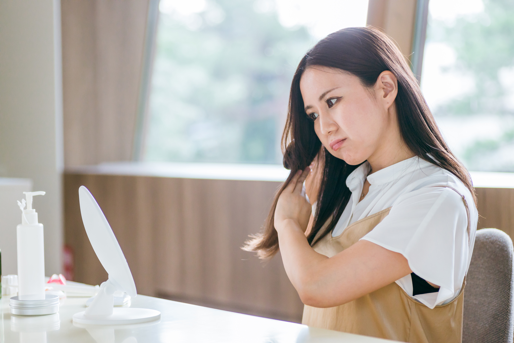 静電気が発生する仕組みと髪への影響