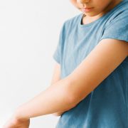 小学生・中学生のムダ毛処理はいつから？子どもの肌を守る安全な方法と親が知っておくべき注意点